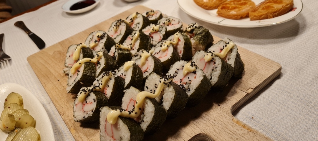 Detta är hemlagad sushi som jag själv har lagat. Viist finns det cateringfirmor som även levereras sushi.