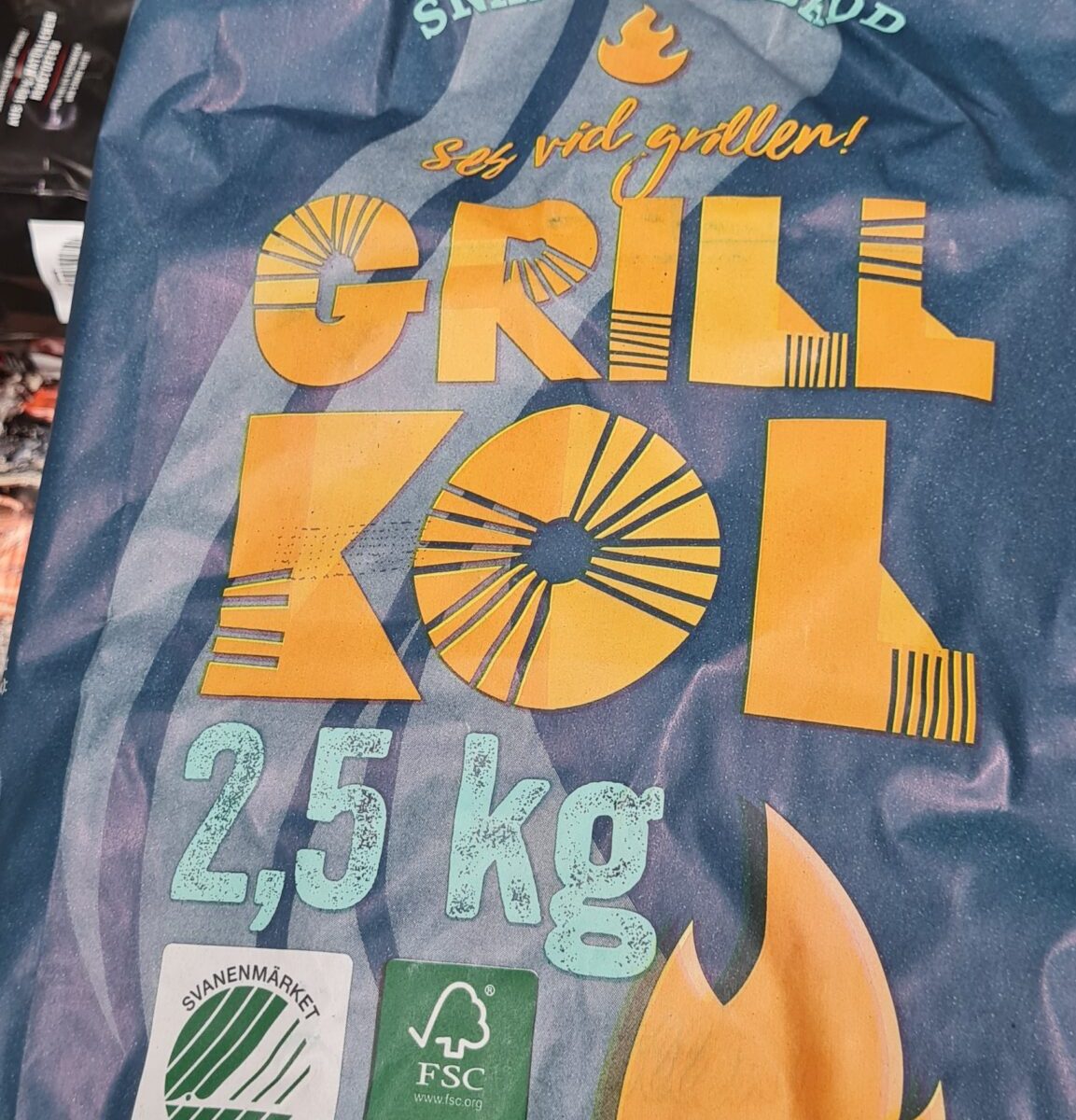 2,5 kg grillkol svanenmärkt ses vid grillen