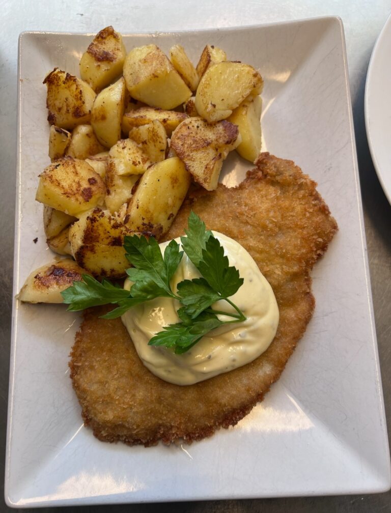 Schnitzel med stekt potatis